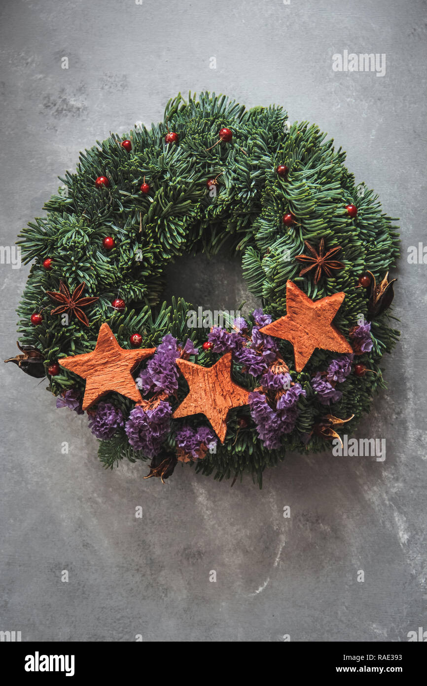 Weihnachten Kranz in Handarbeit aus natürlichen Materialien auf einem dunklen Hintergrund Stockfoto