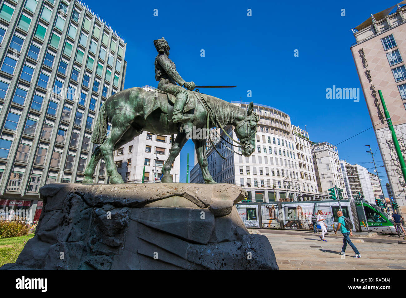 Straßenbahn und Statue in Piazza Giuseppe Missori, Mailand, Lombardei, Italien, Europa Stockfoto