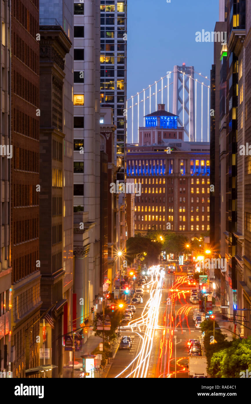 Ansicht der California Street und die Oakland Bay Bridge in der Dämmerung, San Francisco, Kalifornien, Vereinigte Staaten von Amerika, Nordamerika Stockfoto