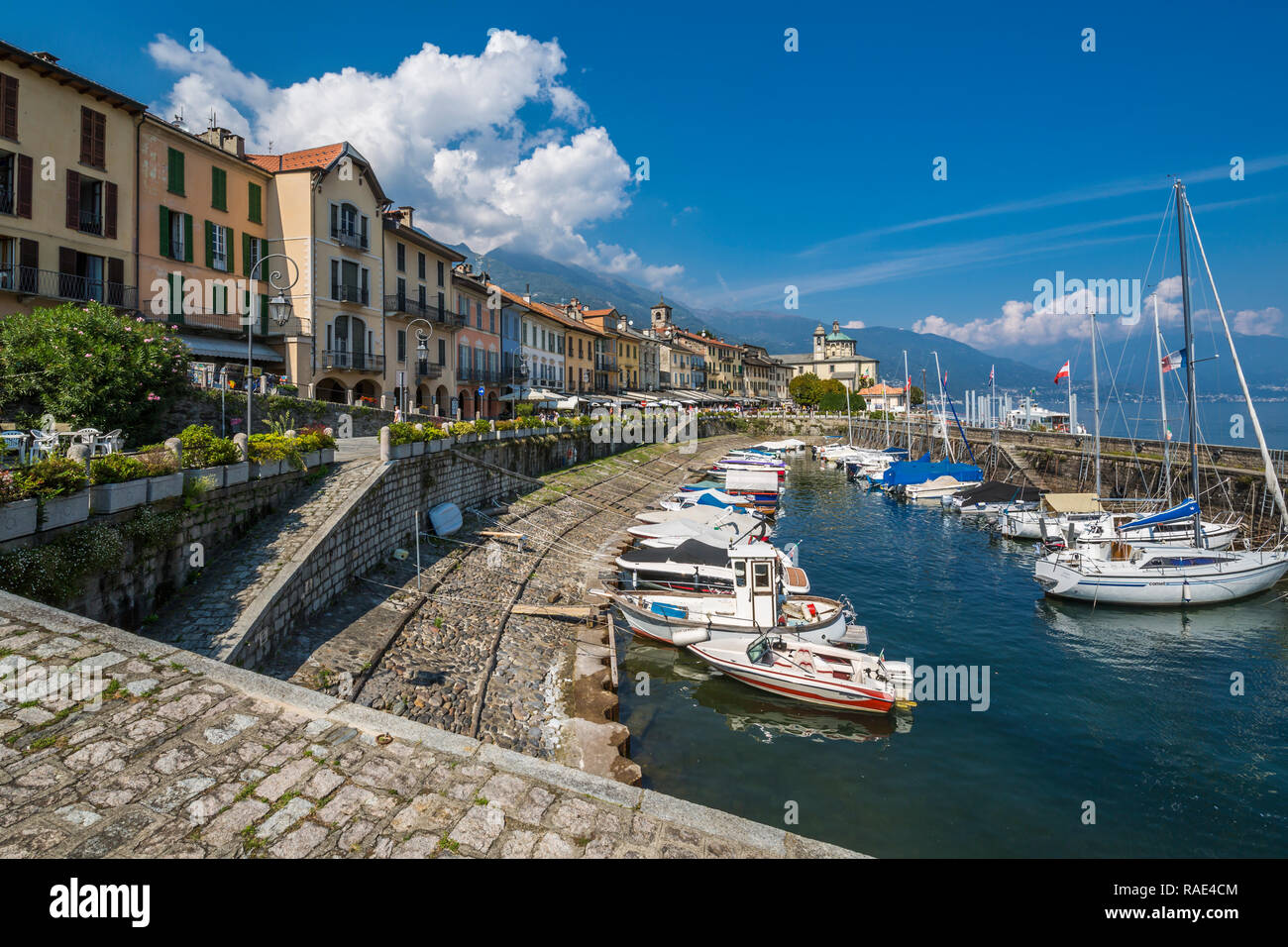 Blick auf den Hafen in der Stadt am See von Cannobio, Lago Maggiore, Lago Maggiore, Piemont, Italienische Seen, Italien, Europa Stockfoto