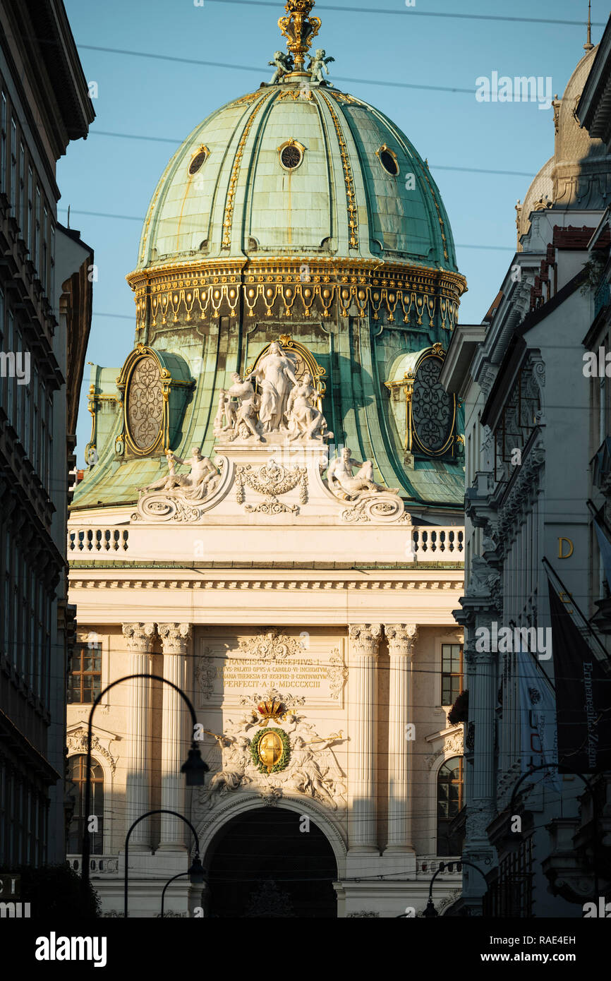 Kuppel der Hofburg in der Morgendämmerung, UNESCO-Weltkulturerbe, Michaelerplatz, Wien, Österreich, Europa Stockfoto