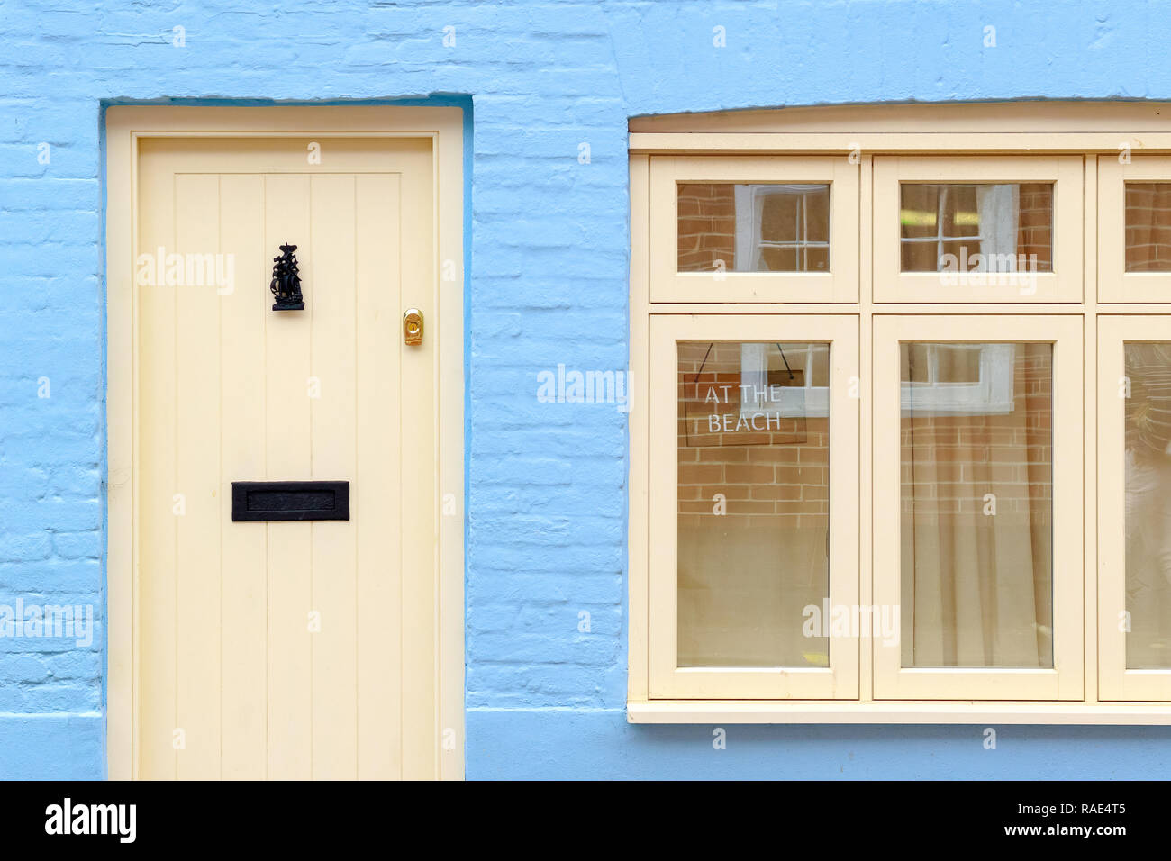 Vor ein englisches Cottage mit einem AM STRAND Anmelden das Seebad Southwold Stockfoto