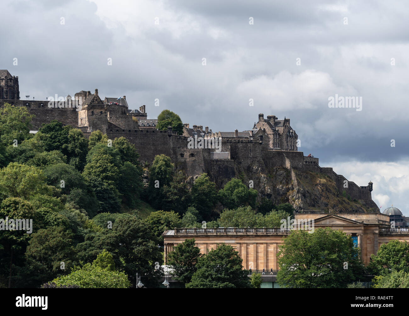 Edinburgh, Großbritannien - 10 August 2018: Edinburgh Castle erhebt sich über der schottischen Hauptstadt von North Bridge gesehen Stockfoto