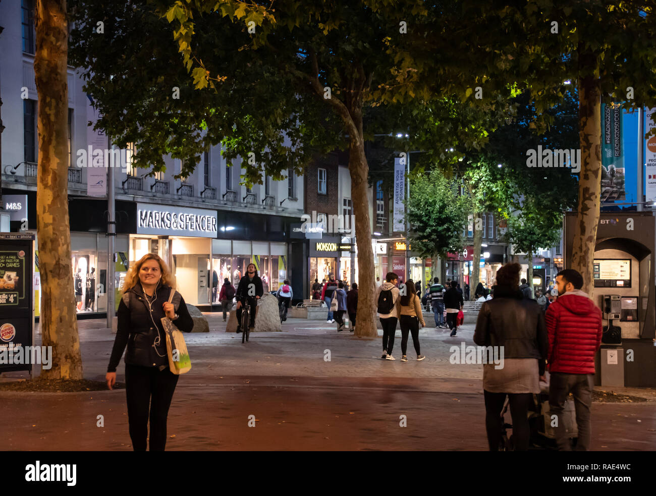 Reading, Großbritannien - 05 Oktober 2018: Käufer nach Einbruch der Dunkelheit wandern vorbei an Marken und Spencers, Monsun und andere Geschäfte in der Broad Street Stockfoto