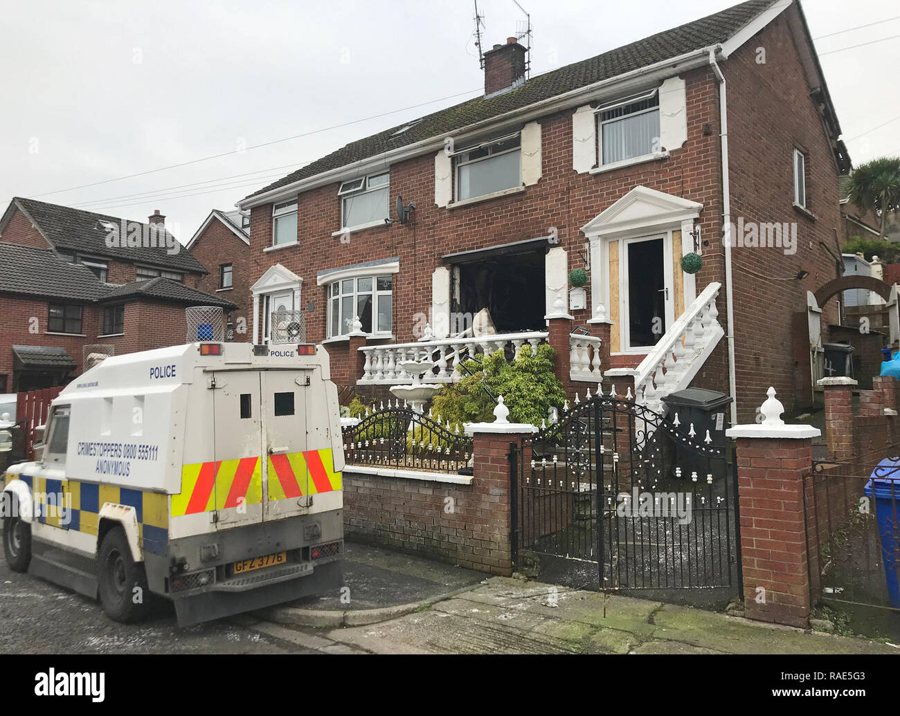 Die Szene auf Dermot Hill Parade in West Belfast nach einer nächtlichen Brandanschlag auf ein Haus. Stockfoto