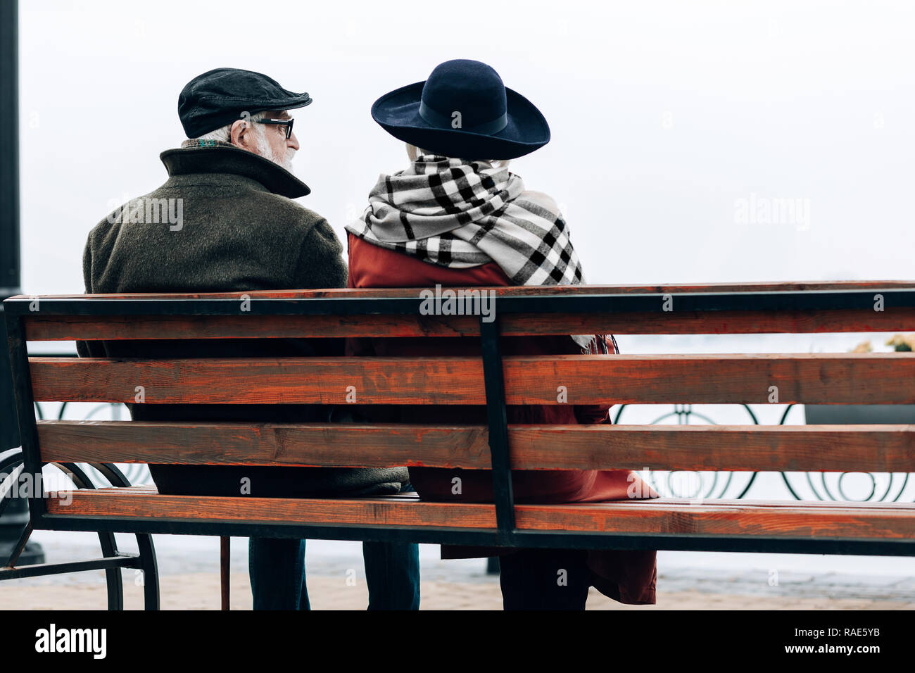 Entspannt männliche Person in der Nähe von seinem Partner sitzen Stockfoto
