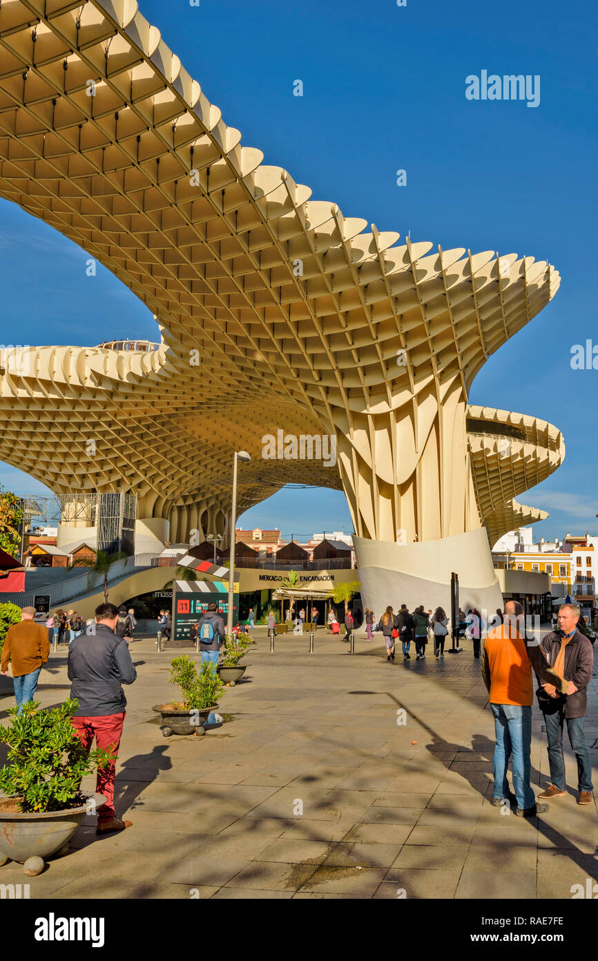 METROPOL PARASOL ENCARNACION PLATZ SEVILLA SPANIEN AM FRÜHEN MORGEN WITHGROUPS VON MENSCHEN UND EIN blauer Himmel Stockfoto