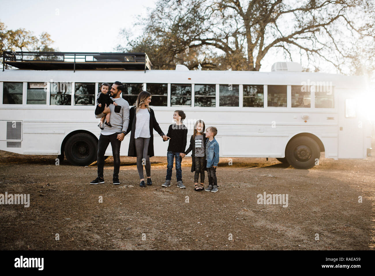 Treffen der britischen Frau, die ihr Leben mit ihrem amerikanischen Familie in einem faszinierenden konvertiert School Bus gepackt und bereiste das Land. Debbie M Stockfoto