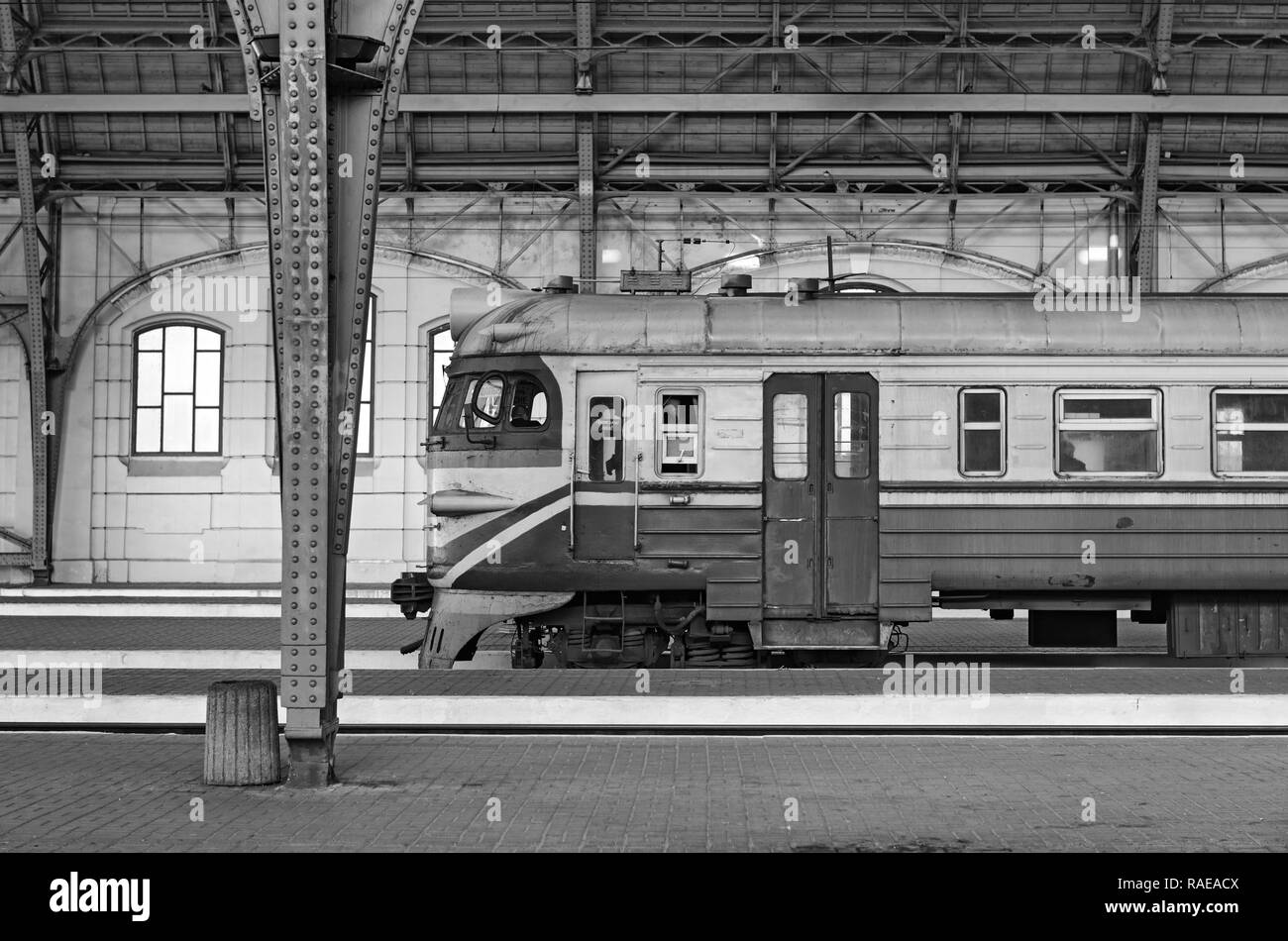 Personenzug an Lviv-Holovnyi Station, der Hauptbahnhof in Lemberg, Ukraine, Schwarz und Weiß Stockfoto