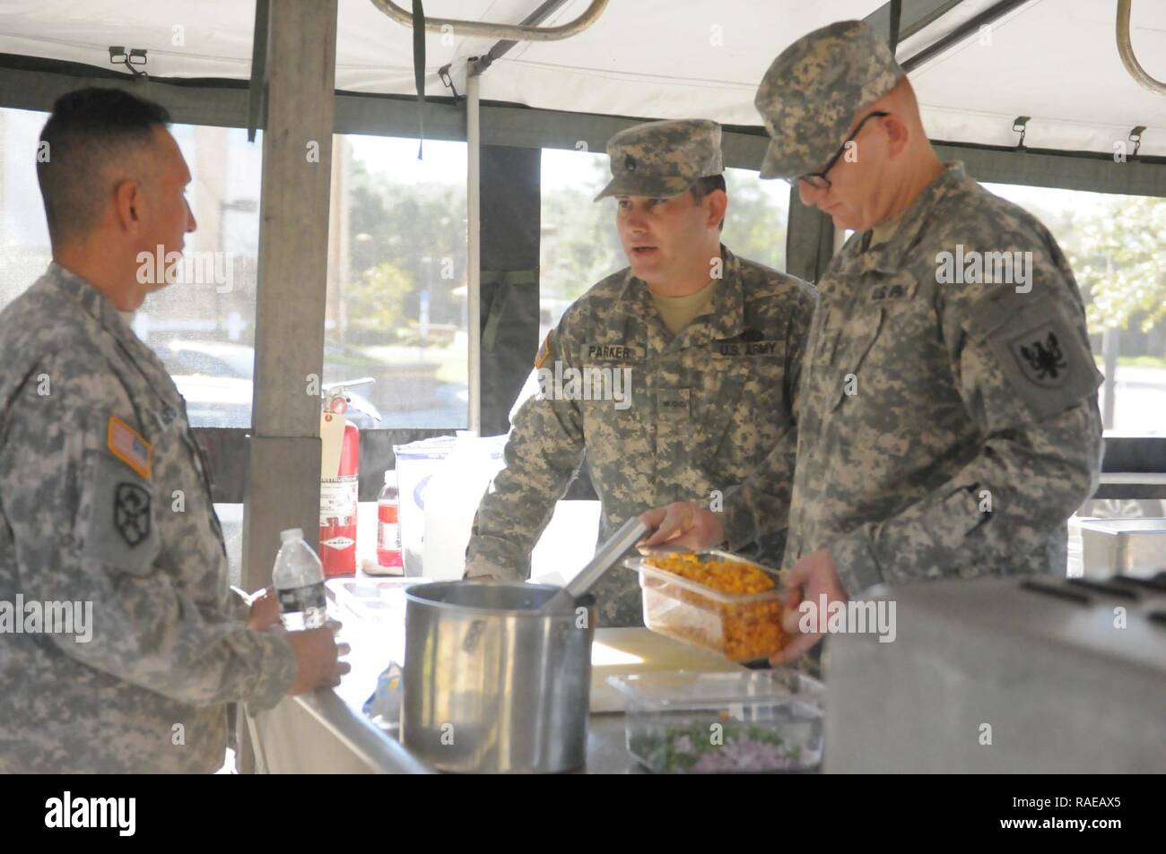 Armee finden Warrant Officer Candidate Joseph Parker, 143 Sustainment Command (auslandseinsätze) und CW2 Colby Bart, 11 Theater Luftfahrt Befehl, sowohl mit der Armee finden kulinarische Künste Team, die Speisen mit der 143 ESC Food Services Officer diskutieren, während der Vorbereitung einer Mahlzeit aus einer mobilen Küche Trailer am Orlando Streitkräfte finden. Parker, Bart, und die Armee finden kulinarische Künste Team wurden Proben für die kommende 42. jährlichen militärischen Culinary Arts Wettbewerb. Stockfoto