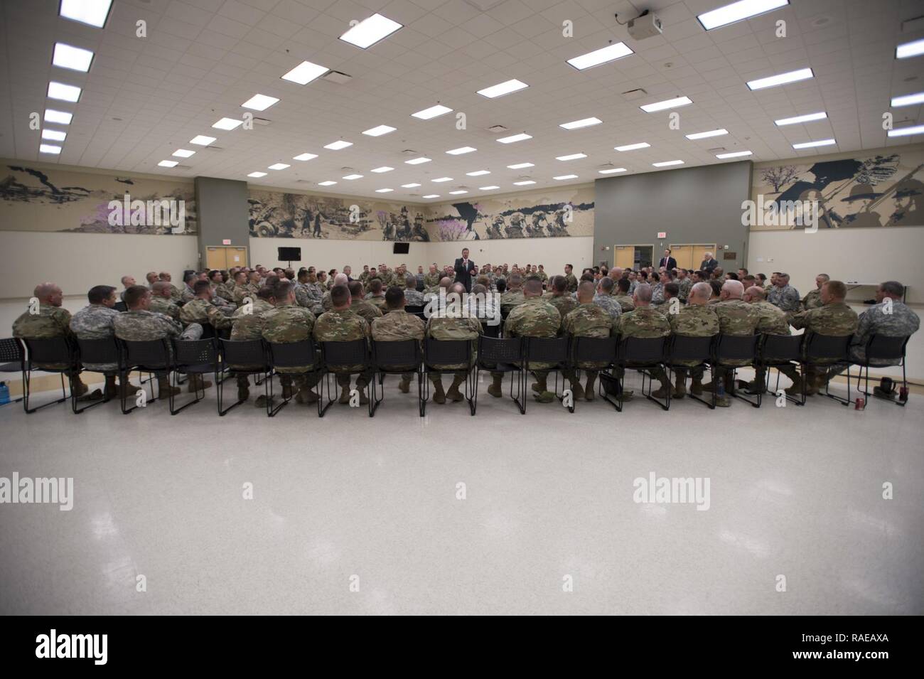 Sgt. Maj. der Armee (im Ruhestand), Kenneth O. Preston, spricht mit der Oklahoma Army National Guard Soldaten Soldaten über den aktuellen und zukünftigen Zustand der Armee und Nationalgarde bei einem Besuch in der Normannischen Armee Mitte Jan. 31, 2017. Stockfoto