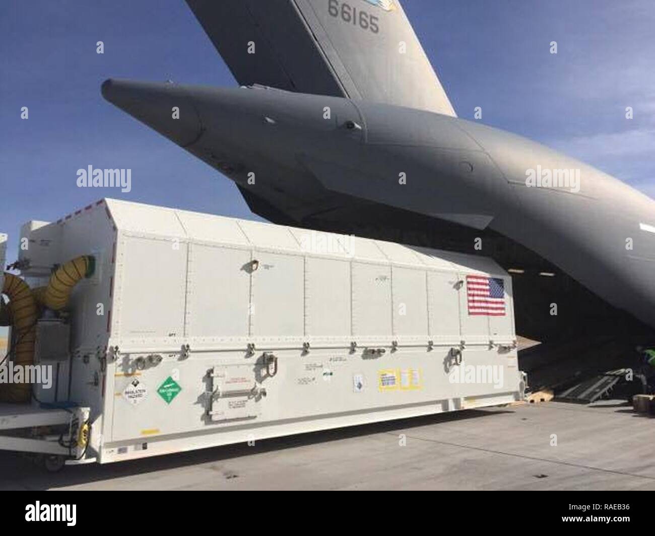 Personal offload einen Transportbehälter, mit einem GPS BLOCK III A Sat-Pathfinder im Inneren, aus einer C-17 Globemaster III, von der 3d-Airlift Squadron, 31.01.2017, Buckley Air Force Base, Colo der GPS III Sat-Pathfinder Betrieben im Dezember nach Florida geschickt wurde, um die erforderlichen Transport erforderlichen Verfahren sat Auf die Startrampe zu validieren. Stockfoto