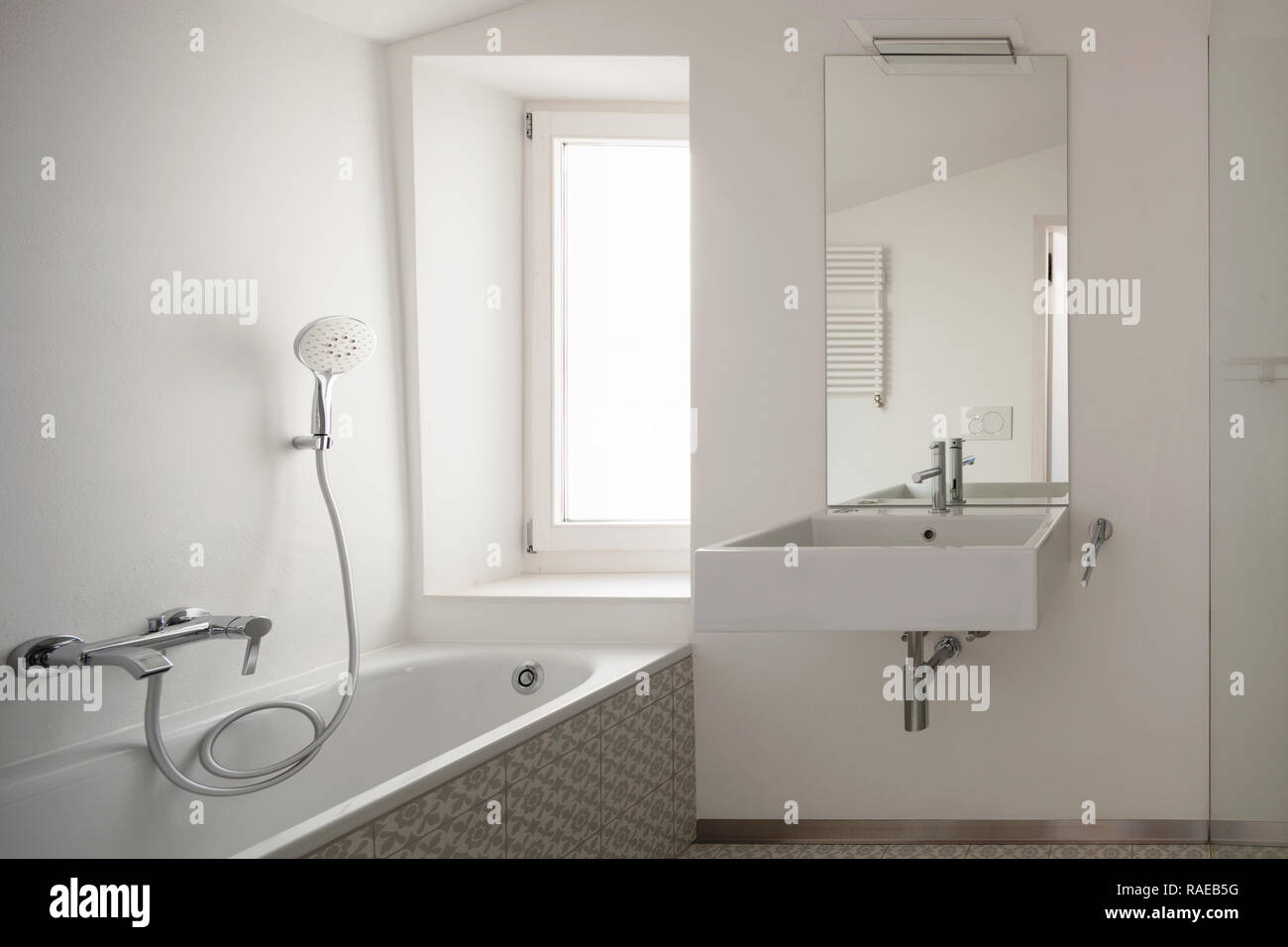 Modernes Bad mit Bodenfliesen. Niemand im Inneren Stockfoto