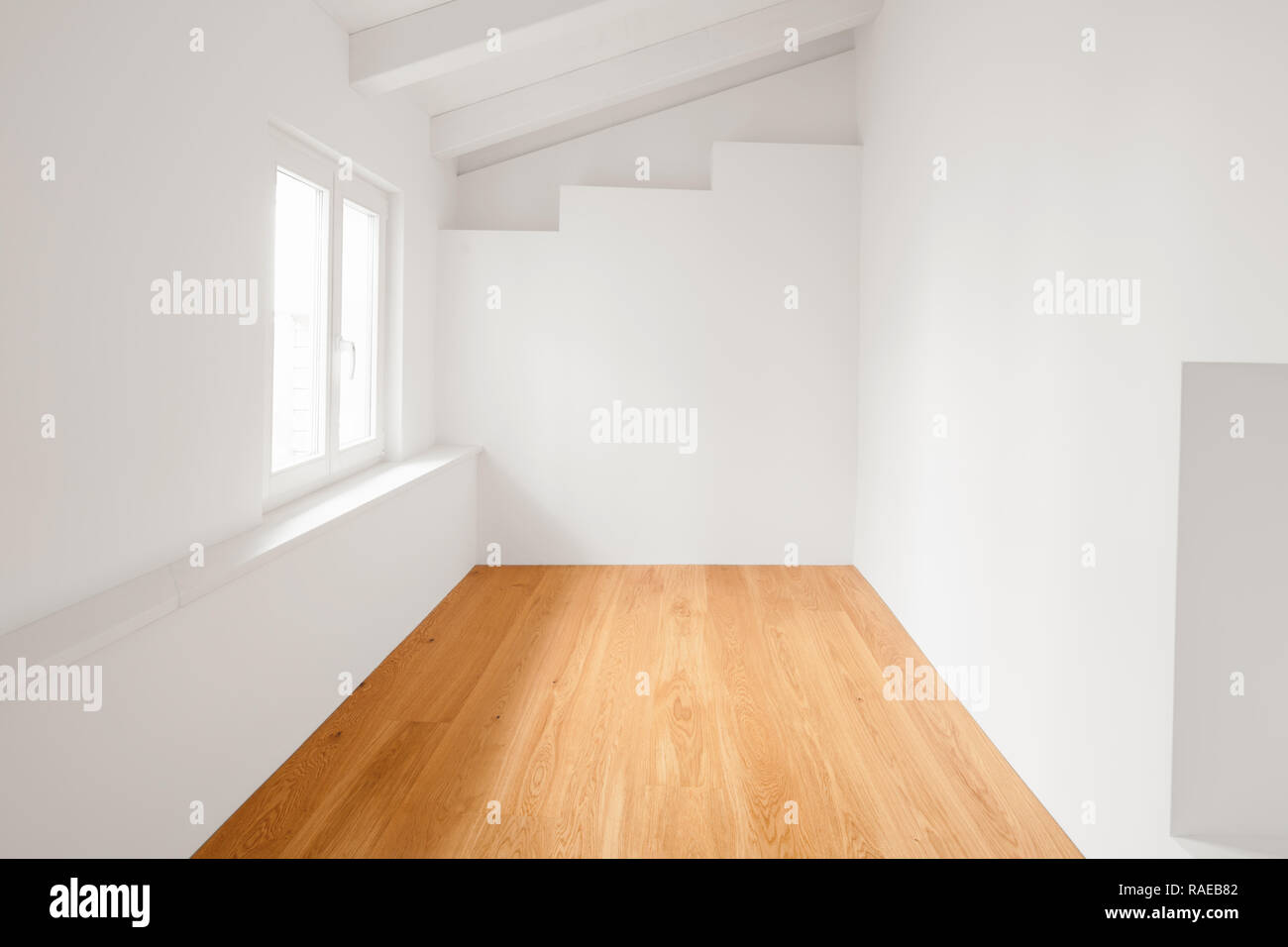 White Room. An der Wand gibt es eine Treppe. Niemand im Inneren Stockfoto