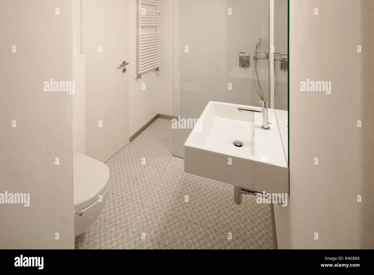 Modernes Bad mit Bodenfliesen. Niemand im Inneren Stockfoto