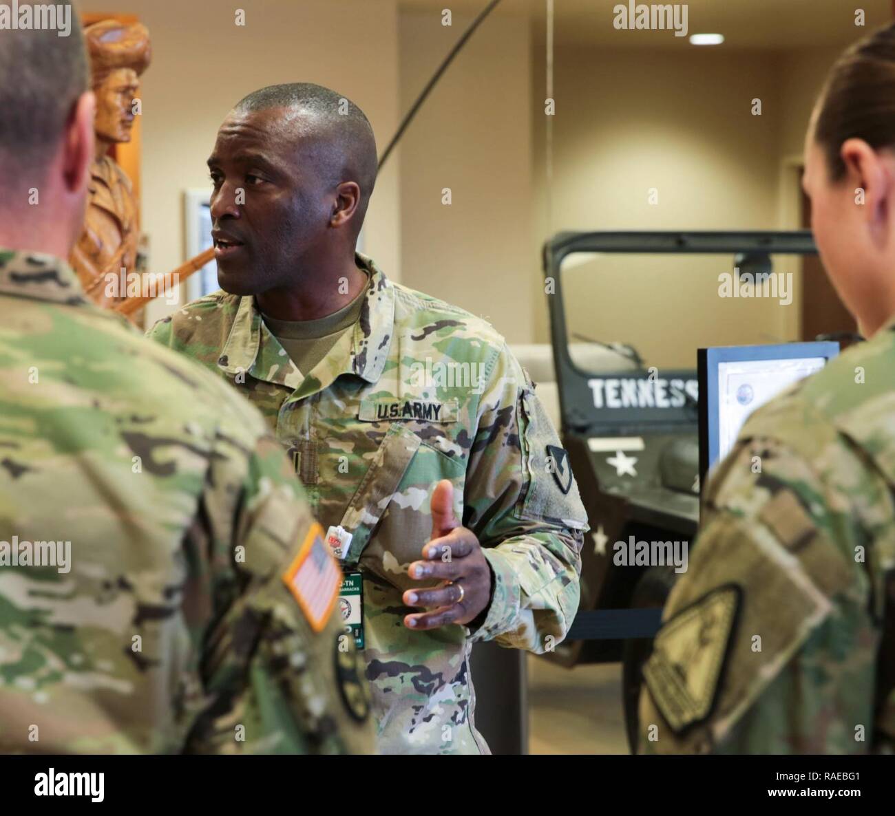 Army Material Command Command Chief Warrant Officer 5 Darren Cook bespricht laufende Armee - große Wartung Änderungen und Gebühren Tennessee National Guard sustainers mit dem Befehl der Übergang am Guard Sitz in Nashville, Tennessee am 1. Februar 2017. Stockfoto