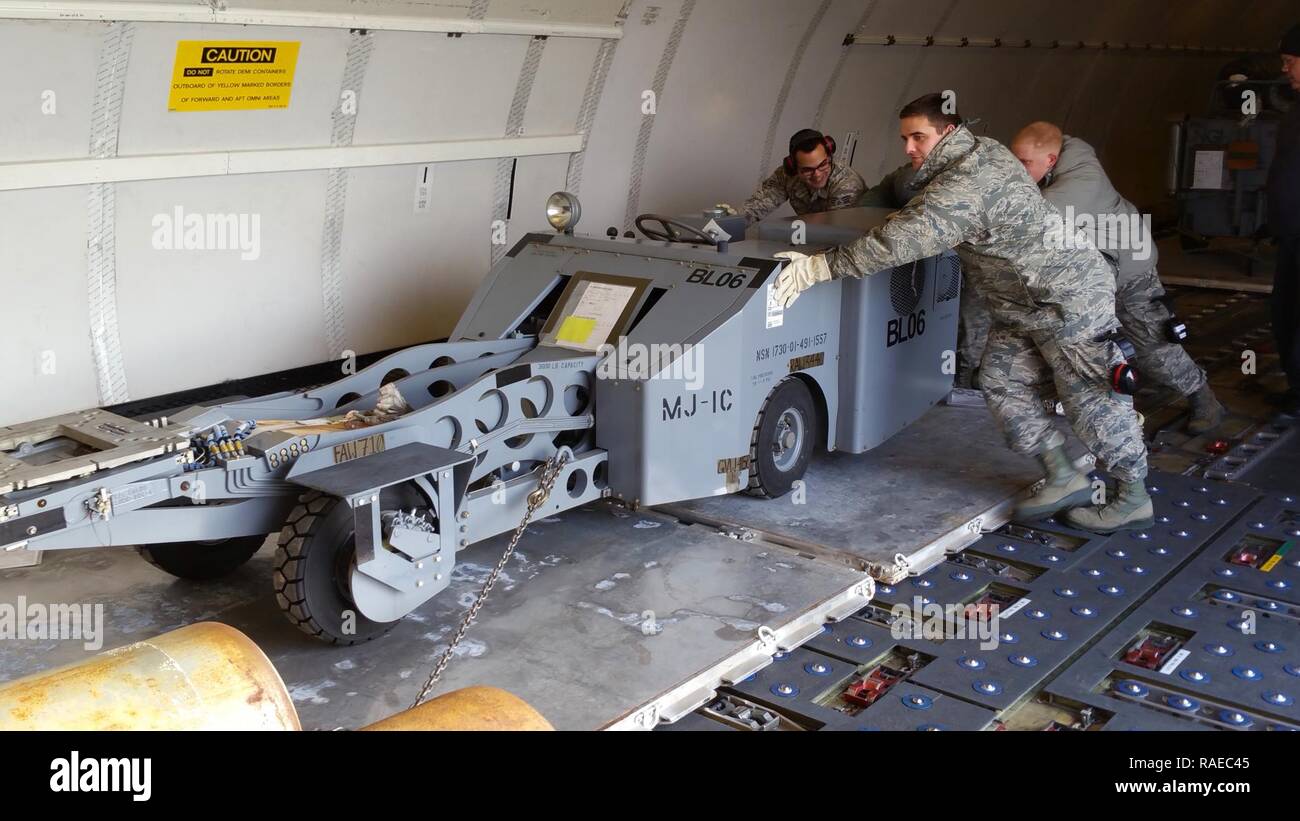 Us Air National Guard unit Mitglieder von der 177th Fighter Wing juristische Büro, Kommunikation Flug, Bauingenieur Squadron und Logistik Bereitschaft Squadron Freiwillige, um Paletten von Wartung und Support Equipment auf einer Federal Express MD-11 Flugzeuge am Joint Base Mc Guire-Dix - Lakehurst, N.J. am 31.01.29, 2017, gebunden für Osan Flughafen, Republik Korea. Rund 200 Mitarbeiter und 12 F-16s zur Unterstützung des US Pacific Command Theater Sicherheit Paket bereitgestellt werden. Stockfoto