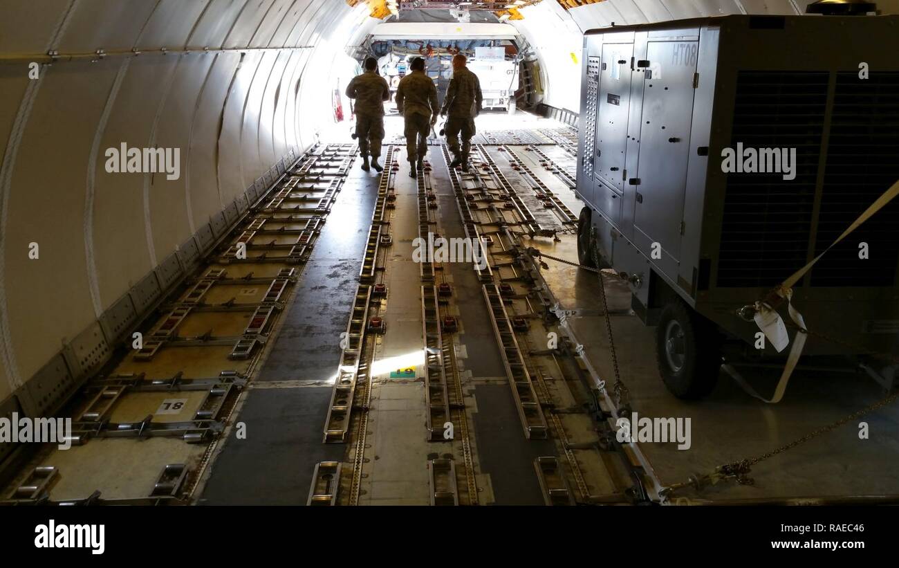 Us Air National Guard unit Mitglieder von der 177th Fighter Wing juristische Büro, Kommunikation und Bauingenieur Squadron zurück an die Vorderseite des Federal Express MD-11 Flugzeuge, um Paletten von Wartung und Support Equipment Joint Base Mc Guire-Dix - Lakehurst, N.J. am 31.01.29., 2017. Nach Osan Flughafen, Republik Korea, ca. 200 Mitarbeiter und 12 F-16s zur Unterstützung des US Pacific Command Theater Sicherheit Paket bereitgestellt werden. Stockfoto