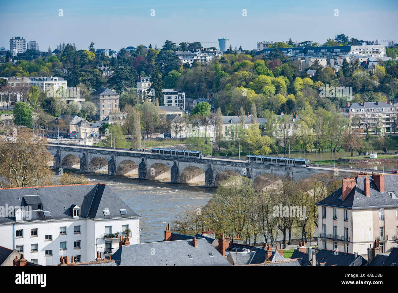 Eigenschaften in Tours (Mitte-west Frankreich): Blick auf den nördlichen Bezirk de die Stadt- und Straßenbahnen auf den Wilson Brücke über die Loire Stockfoto