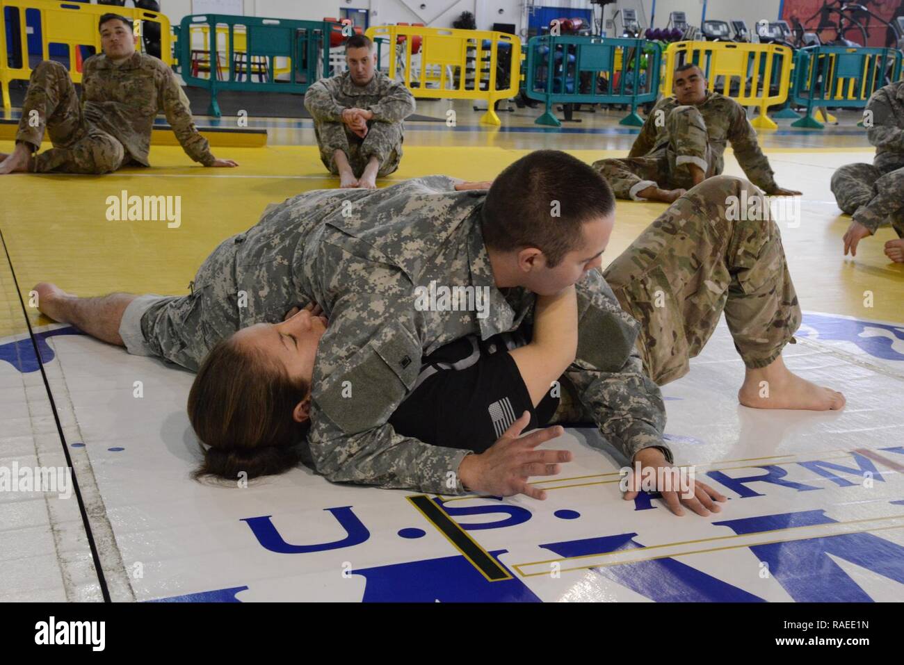 Us-Armee, Sgt. Joe Primeau (oben) und Sgt. Maria Acuna, Alliierten Norden Bataillon (Afnorth), U.S. Army NATO-Brigade, die Seite der Techniken zu US-Soldaten demonstrieren, AFNORTH, Vorbereitung auf die kämpferische Level II-Ausbildung, die in der Gemeinschaft Activity Centre, Chièvres Air Base, Belgien, Jan. 02, 2017. Stockfoto