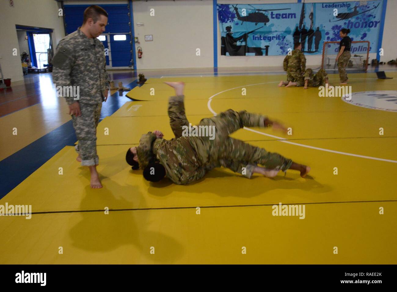 Us-Armee, 1. Lt Kristal Onyema (vorne) und Pfc. Alexandra Nickel, Alliierten Norden Bataillon (Afnorth), U.S. Army NATO-Brigade, Üben der Techniken unter der Aufsicht der US-Armee, Sgt. Joe Primeau, AFNORTH, während kämpferische Level II-Ausbildung, die in der Gemeinschaft Activity Centre, Chièvres Air Base, Belgien, Jan. 02, 2017. Stockfoto