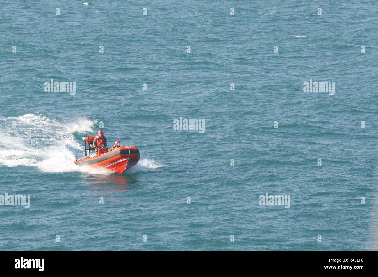 Us-Armee Sgt. Elia Bolawaqatabu, der 411 Transport Unternehmen, Piloten ein Rettungsboot während eines Mann über Bord bohren an Bord Logistik Support Vessel - 5 (LSV-5) am 24. Januar 2017. Mann über Bord Bohrer sind eine von drei Bohrgeräte, die durch Bundesgesetz Verordnung wöchentlich an Bord Armee watercraft durchgeführt werden, erforderlich sind. Stockfoto