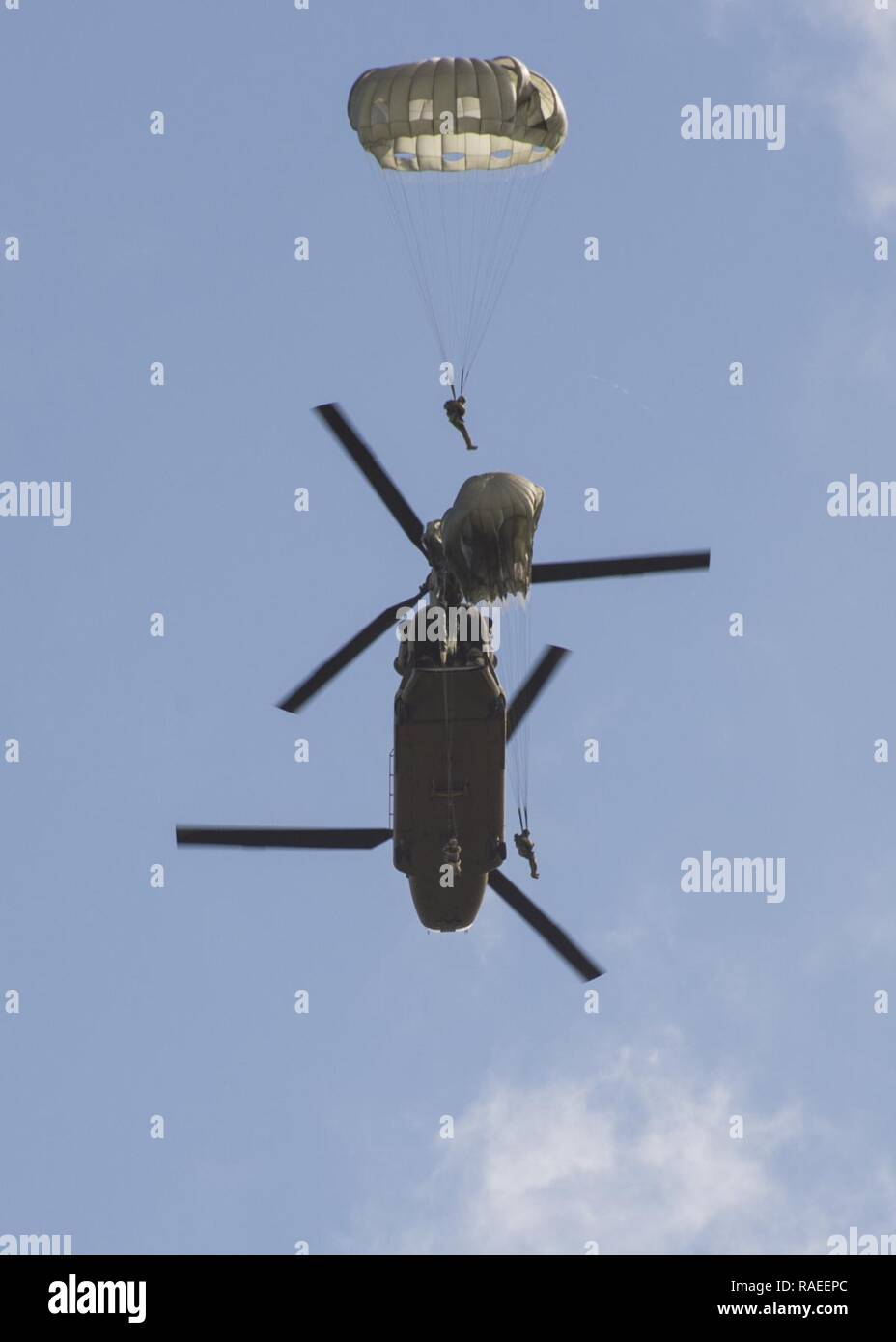 NORTH SHORE, Hawaii (Jan. 26, 2017) Fallschirmjäger zu Special Operations Command Pacific verlassen Sie die Heckklappe eines CH-47 Chinook Hubschrauber 25 Combat Aviation Brigade während Airborne Training Operations, Jan. 26, 2017 zugeordnet. Als sub-Unified command der US Special Operations Command unter der betrieblichen Kontrolle der US Pacific Command, SOCPAC dient als funktionelle Komponente für alle Special Operation-Missionen im gesamten Indo-Asia bereitgestellt - Pazifik Region. Stockfoto