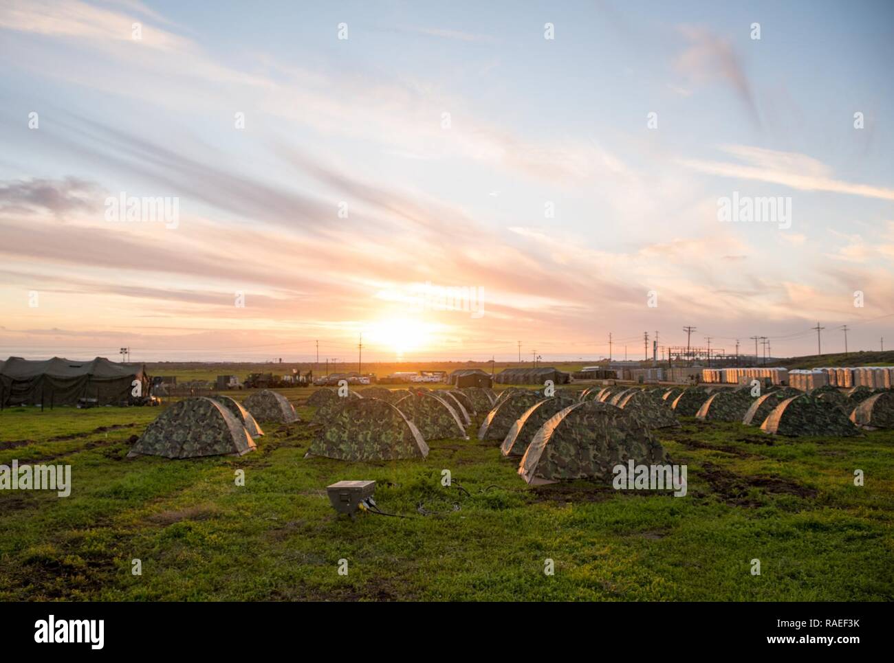 CAMP Pendleton, Calif (Jan. 24, 2017) - Matrosen zu Amphibischen Bau Bataillon 1 angebracht, um die logistische Unterstützung Bereich des Lagers Malone bei Feld Training Übung (Ftx) 2017 besetzen. FTX 2017 ist ein Szenario-basierte Übung entwickelt, Zug das Bataillon in Seabee bekämpfen Kriegsführung und zu testen. Stockfoto