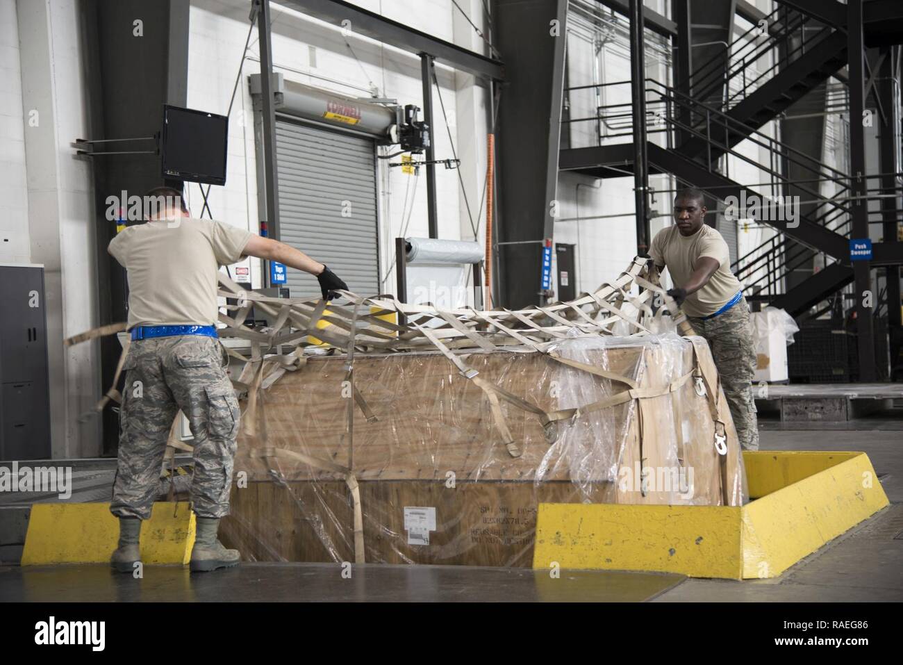 Cargo Prozessoren älterer Flieger Jeffrey Korpics, Antenne Anschluss 436th Squadron, und Senior Airman Terrence Roberts, 46 APS, sicher eine Palette Jan. 12, 2017, bei der die Antenne Anschluss auf Dover Air Force Base, Del je Palette - Gebäude Station senkt für verbesserte Ergonomie und Sicherheit. Stockfoto