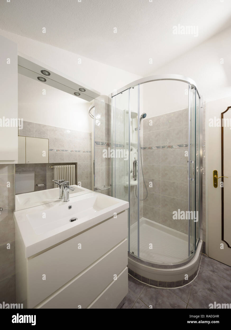 Badezimmer mit Fliesen und einer großen Dusche. Niemand im Inneren Stockfoto