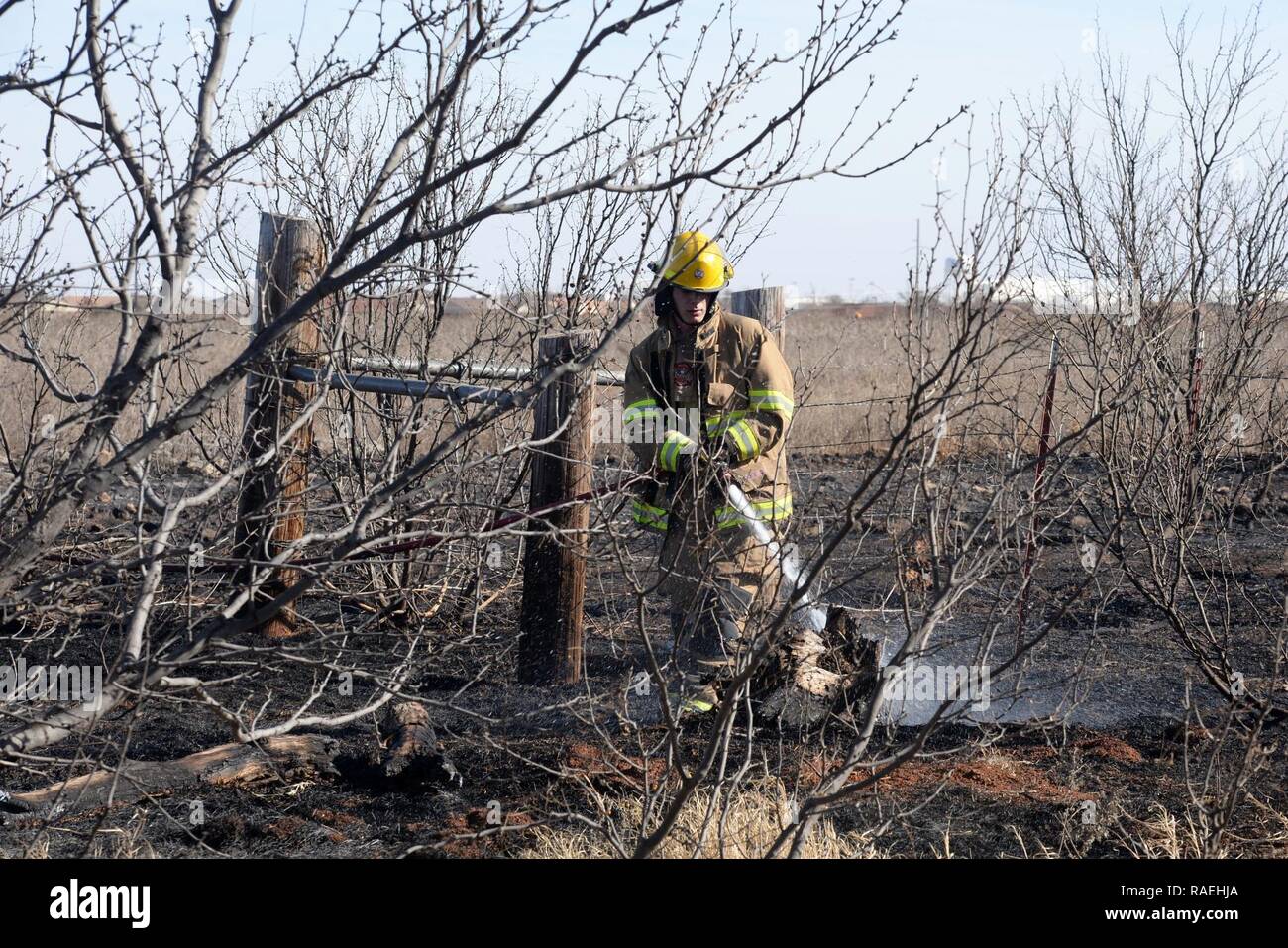 Senior Airman Eric Paul, 97th Bauingenieur Squadron fire fighter, stellt heraus, was der wildes Gras Feuer links ist, Jan. 24, 2017, in der Stadt von Altus Oklahoma. Die Wildfire wurde mit den gemeinsamen Anstrengungen von Altus Air Force Base und der Stadt von Altus Feuerwehr stellen, halten die Base und lokalen Zivilisten sicher. Stockfoto