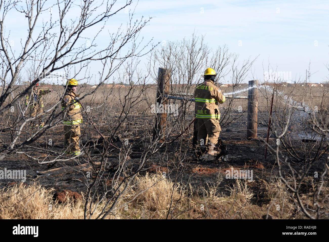 Die feuerwehrleute von der 97th Squadron, Bauingenieur melden Sie zusammen ein wildes Gras Feuer zu legen, in der Stadt von Altus Oklahoma. Die Wildfire wurde mit den gemeinsamen Anstrengungen von Altus Air Force Base und der Stadt von Altus Feuerwehr stellen, halten die Base und lokalen Zivilisten sicher. Stockfoto