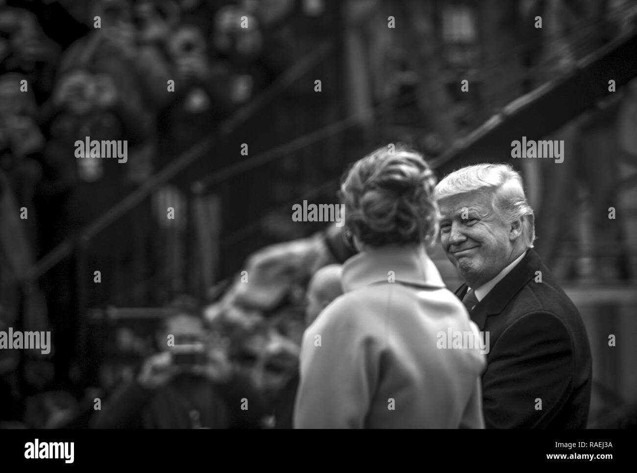 Us-Präsident Donald J. Trumpf und First Lady, Melania Trump, lächeln an einander beim Gehen die Eröffnungs-parade Route während der 58 Präsidentschafts-einweihung in Washington, D.C., Jan. 20, 2017. Mehr als 5.000 militärischen Mitgliedern aus über alle Niederlassungen der Streitkräfte der Vereinigten Staaten, einschließlich der Reserve und der National Guard Komponenten, sofern zeremoniellen Unterstützung und Verteidigung Unterstützung der zivilen Behörden bei der Eröffnungs-Periode. Stockfoto