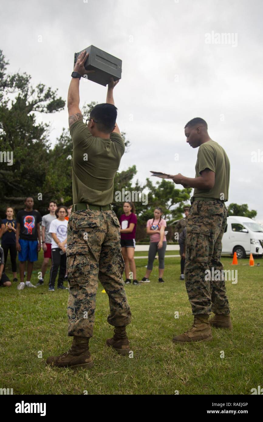 Us-Marines Munition nachweisen kann, Aufzüge für Camp Lester Middle School Studenten während einer Bekämpfung der Fitness Test (CFT) auf Lager Lester, Okinawa, Japan, Dez. 12, 2018. Die Schülerinnen und Schüler liefen die CFT als Teil ihrer Erweiterte sportunterricht Klasse Voraussetzung. Stockfoto