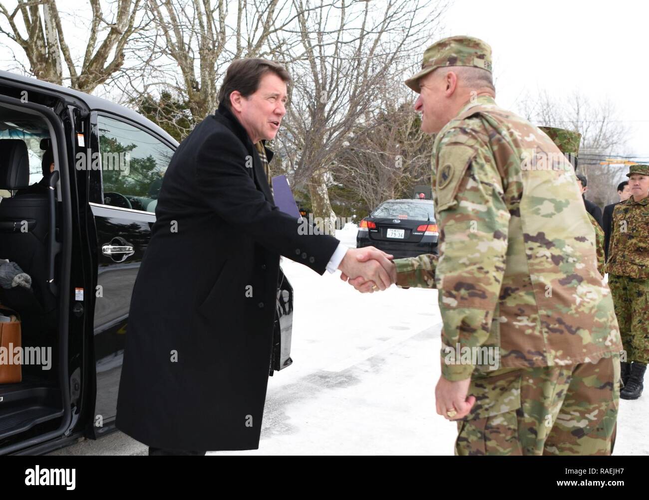 William Hagerty, US-Botschafter in Japan, schüttelt Hände mit Gen. Robert Brown, der U.S. Army Pacific kommandierender General, während der Botschafter Besuch Camp Higashi-Chitose, Hokkaido, Japan, als Teil der Yama Sakura 75 Dez. 12, 2018. Yama Sakura ist eine jährliche bilaterale Command post Übung für das US-Militär und die Japan Verteidigung-kraft mit dem Ziel der Stärkung von US-amerikanischen und japanischen combat Readiness und Interoperabilität, der Ausbau der bilateralen Beziehungen, und demonstrieren in den USA lösen die Interessen der Verbündeten und Partnern in der Indo-Asia - Pacific regi zu unterstützen. Stockfoto