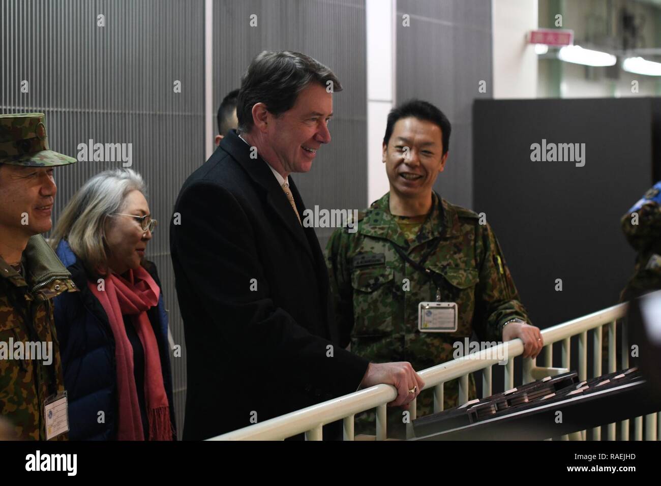 Us-Botschafter in Japan William Hagerty erhält eine kurze Weile touring Camp Higashi-Chitose, zur Unterstützung der Übung Yama Sakura 75, Dez. 12, 2018. Yama Sakura ist eine jährliche bilaterale Command post Übung für das US-Militär und die Japan Verteidigung-kraft mit dem Ziel der Stärkung von US-amerikanischen und japanischen combat Readiness und Interoperabilität, der Ausbau der bilateralen Beziehungen, und demonstrieren in den USA lösen die Interessen der Verbündeten und Partnern in der Indo-Asia-Pazifik-Region zu unterstützen. Botschafter Hagerty nahmen sich die Zeit, während der Begehung mit und US-Service erkennen zu erfüllen Stockfoto