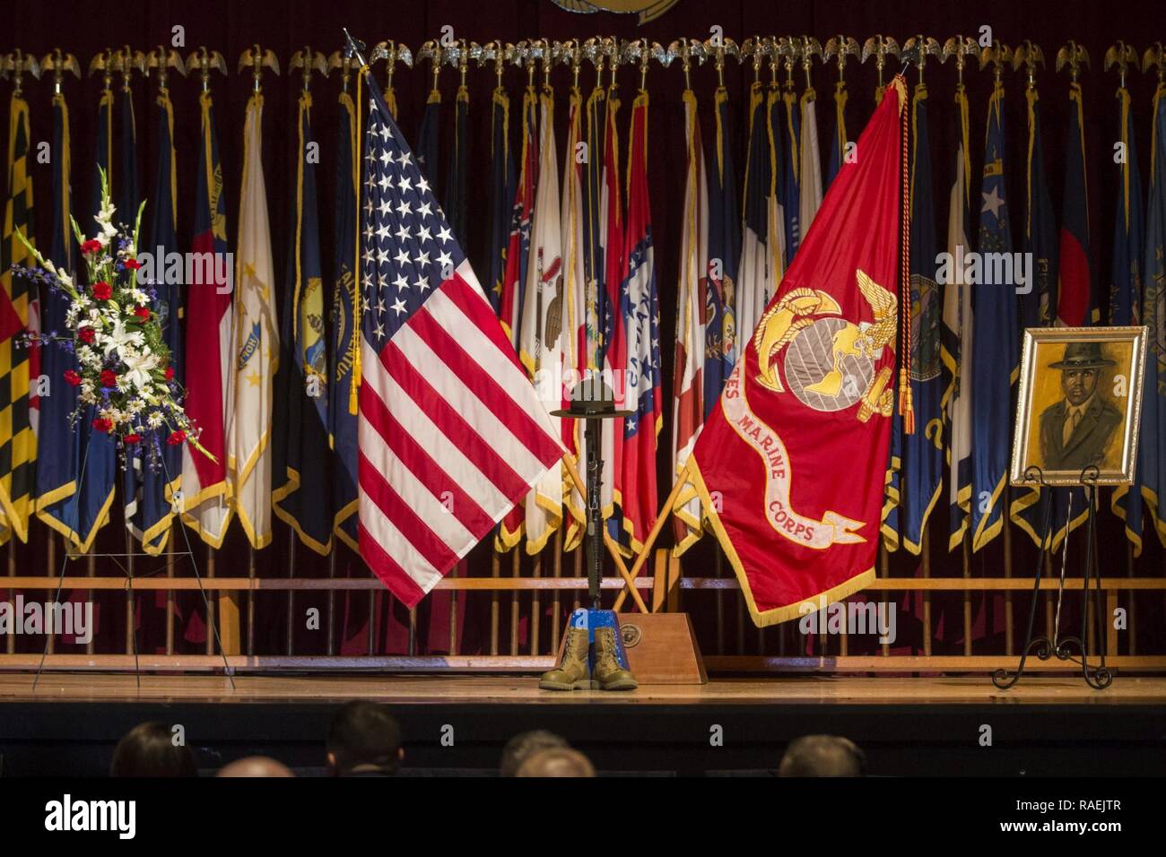 Us-Marines, Familie und Freunde besuchen eine Gedenkfeier zu Ehren von Sgt. Gary Wilson, drill instructor mit Lima Company, 3. rekrutieren Ausbildung Bataillon des Marine Corps Recruit Depot San Diego, Dez. 12, 2018. Wilson starb von Verletzungen bei einem Motorradunfall. Wilson erhielt die Navy Marine Corps Medaille für seine Aktionen im Sept. 18, 2018, wo er zwei Kraftfahrer bilden zwei brennenden Fahrzeugen gerettet. Stockfoto
