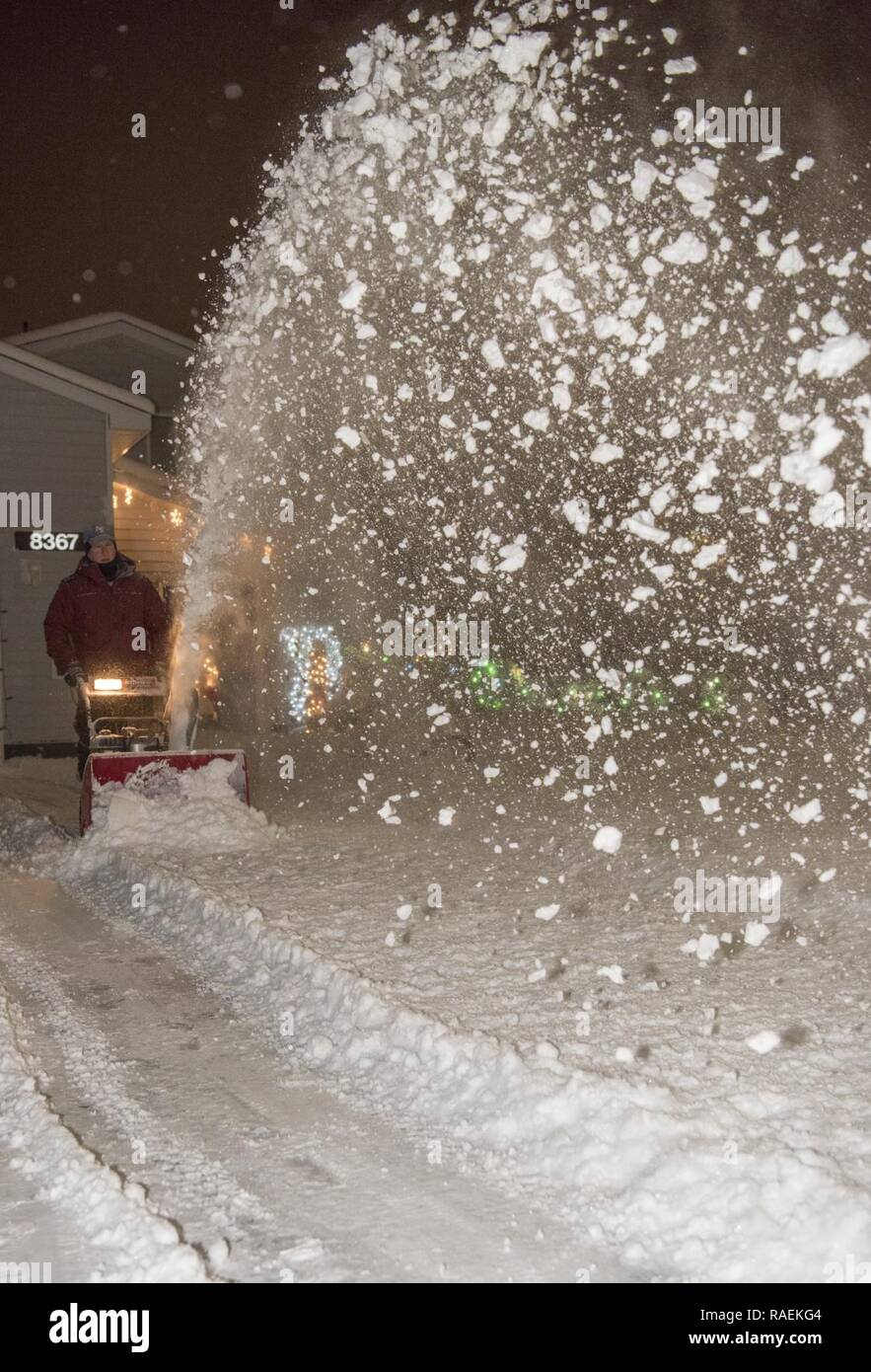 Us Air Force Colonel Mark Schmidt, Alaskan Befehl J3 Director of Operations, verwendet eine Schneefräse snow nach dem ersten Schneefall der Jahreszeit bei Joint Base Elmendorf-Richardson, Alaska, Dez. 13, 2018 zu entfernen. Stockfoto
