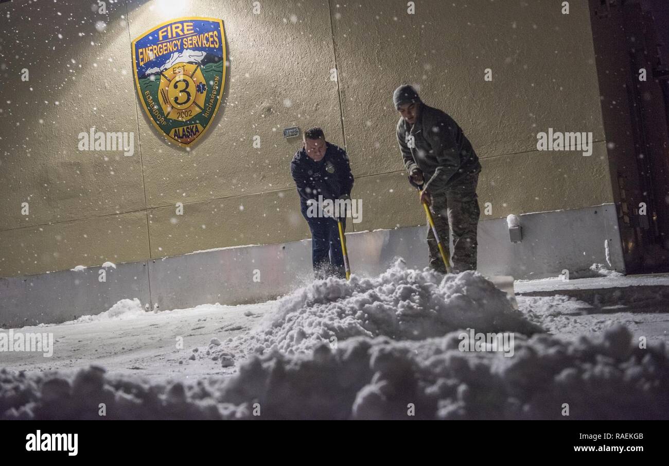 Feuerwehrmänner vom 673 d Bauingenieur Squadron Schaufel Schnee nach dem ersten Schneefall der Jahreszeit bei Joint Base Elmendorf-Richardson, Alaska, Dez. 13, 2018. Stockfoto