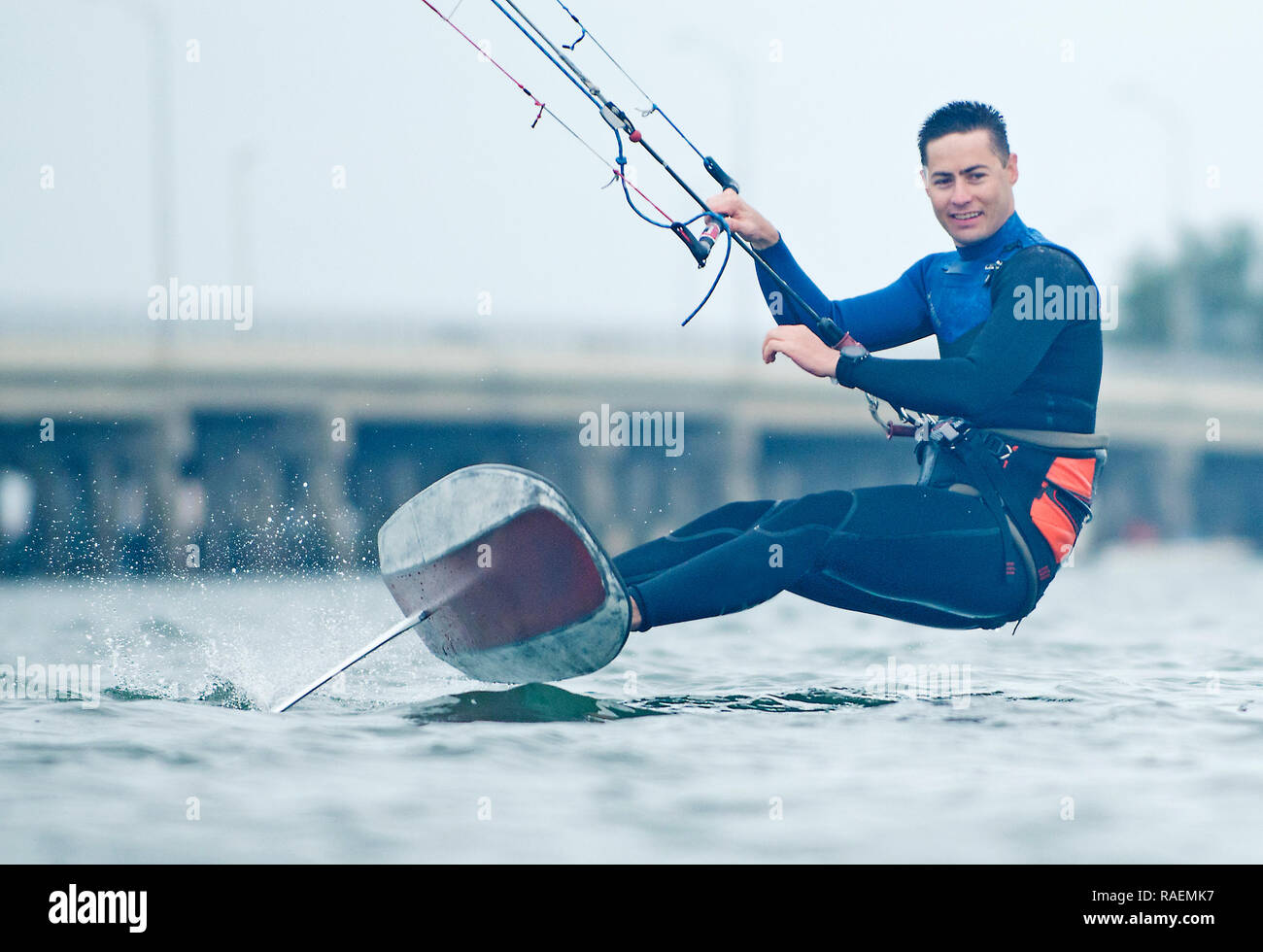 Männliche Kitesurfer Reiten Tragflügelboot und mit großer Geschicklichkeit und Sportlichkeit Stockfoto