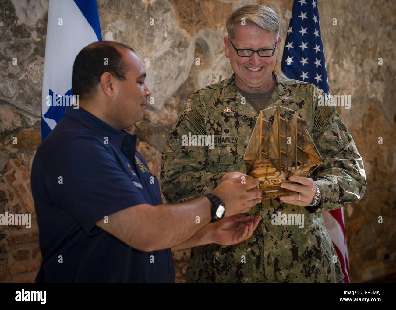 TRUJILLO, Honduras (31. 13, 2018) - Kapitän William Shafley, Commander, Task Force 49, Austausch von Geschenken mit Carlos Ramón Aguilar, Gouverneur von Colon, bei der Abschlussfeier statt am Fort Santa Barbra. Das Hospitalschiff USNS Comfort (T-AH20) ist auf einer 11-Woche medizinische Unterstützung Mission in Zentral- und Südamerika als Teil des US Southern Command's Enduring Promise Initiative. Arbeiten mit Gesundheit und Regierung Partner in Ecuador, Peru, Kolumbien und Honduras, die EINGESCHIFFTEN medizinisches Team kümmert sich an Bord und an Land-basierte medizinische Websites, wodurch der Druck auf die nationalen medizinischen sys zu entlasten Stockfoto