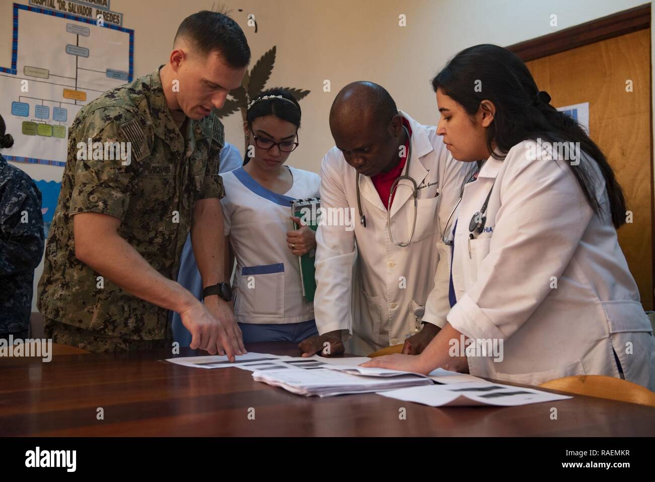 TRUJILLO, Honduras (31. 13, 2018) - leutnant John Richards, ein orthopädischer Chirurg Zugeordnet das Hospitalschiff USNS Comfort (T-AH 20), erklärt die Röntgenstrahlen auf Knie eines jungen Patienten zu lokalen Honduranischen Ärzte, während ein Experte auf einem Exchange (SMEE). Die SMEE wurde zwischen U.S. Navy Vertrauensärzte und honduranischen Ärzten in einem Krankenhaus vor Ort durchgeführt. Komfort ist auf einem 11-Woche medizinische Unterstützung Mission in Zentral- und Südamerika als Teil des US Southern Command's Enduring Promise Initiative. Arbeiten mit Gesundheit und Regierung Partner in Ecuador, Peru, Kolumbien und Honduras, die mich eingeschifft Stockfoto