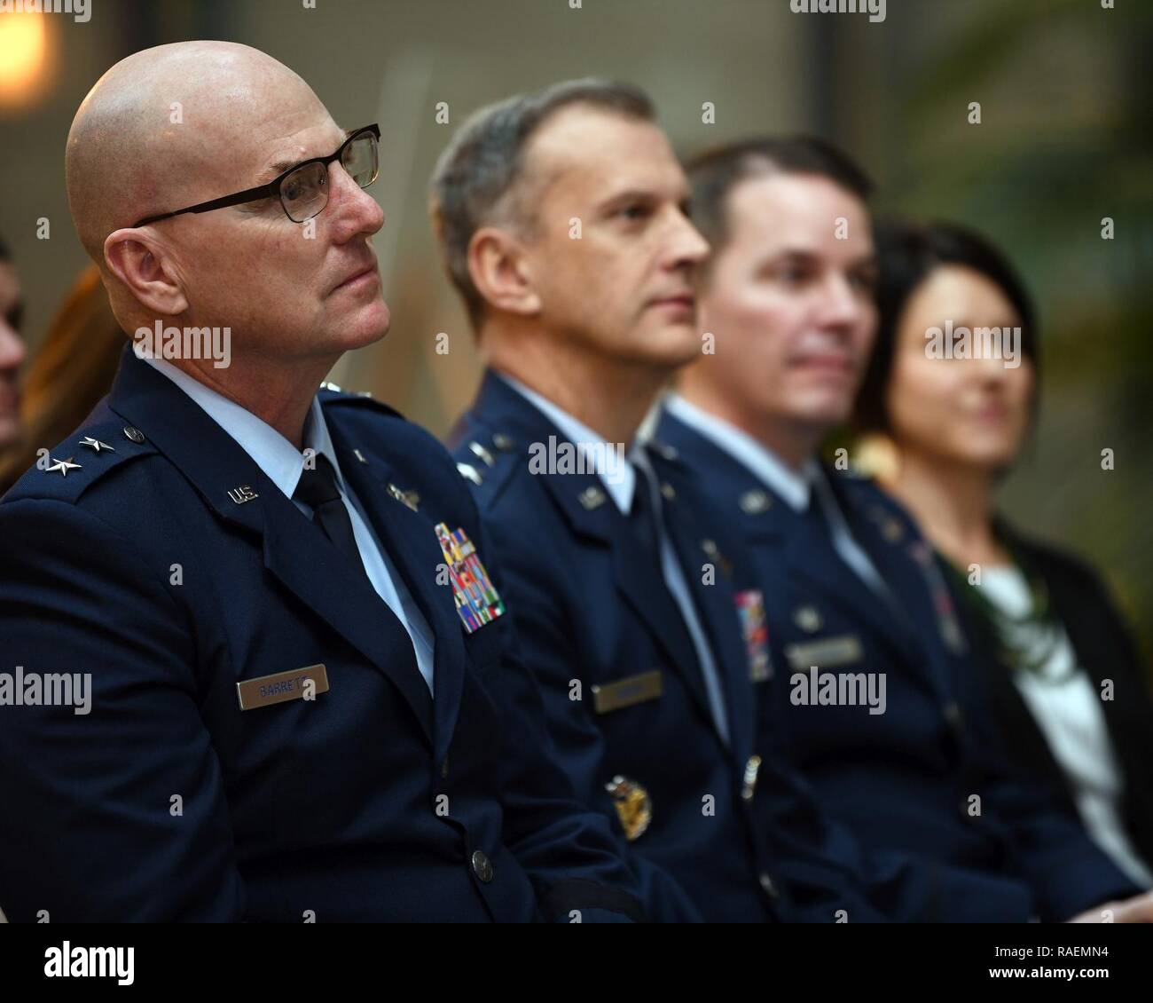 Us Air Force Generalmajor Sam Barrett, 18 Air Force Commander, hört sie einen Lautsprecher während des bahnbrechenden einer Zeremonie an Travis Air Force Base, Kalifornien, Dez. 14, 2018. Der Spatenstich für den Neubau eines 3-bay Hangar geplant die erste militärische zu Bauvorhaben werden in der Vorbereitung für die KC-46A Pegasus Ankunft zu Travis AFB. Die 174,300 Square Foot facility werden drei separate Buchten umfassen und ist für eine optimale Wartung von Flugzeugen Capability. Stockfoto