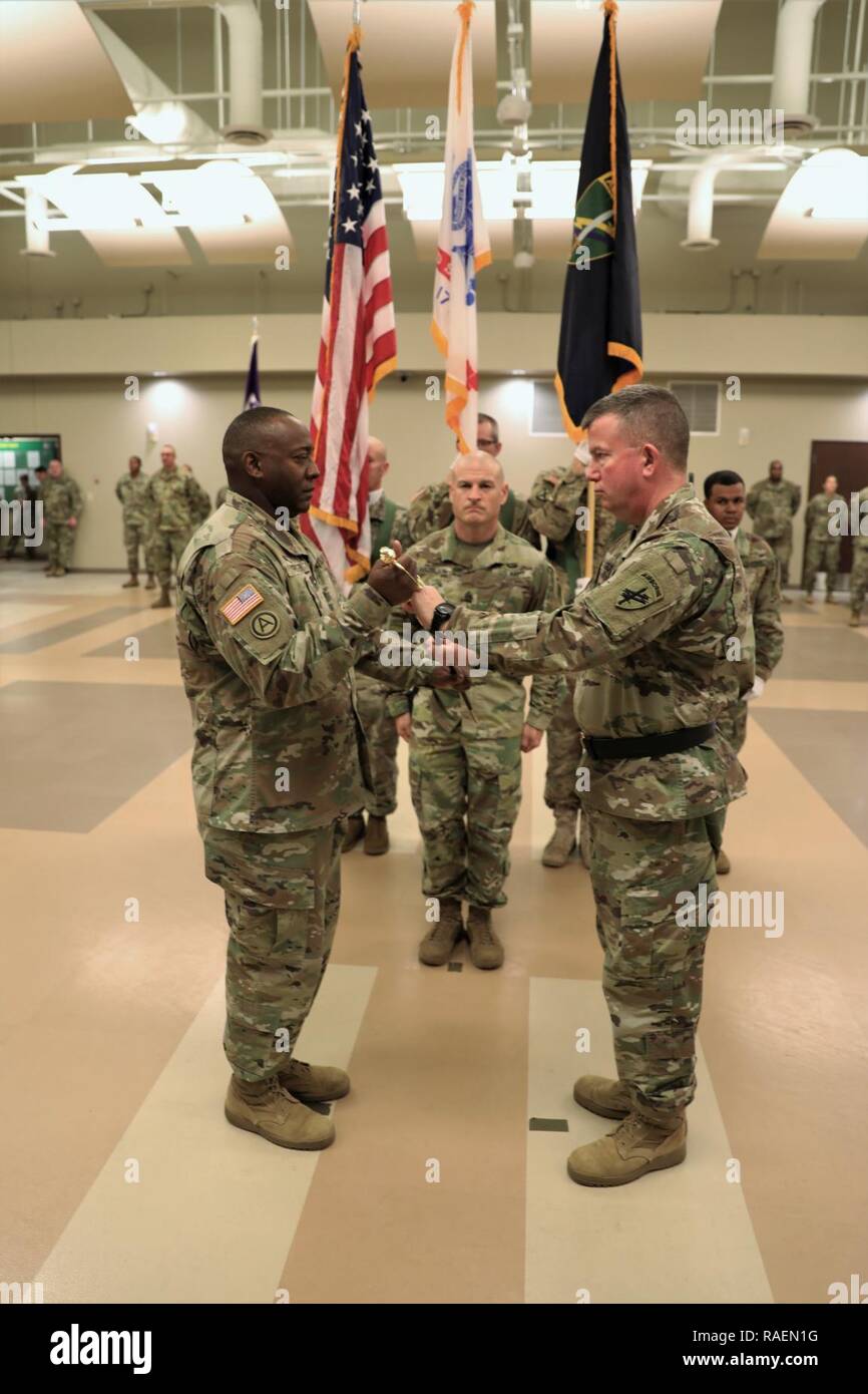 Command Sgt. Maj. Peter Traber, Links, nimmt die NCO Schwert von Generalmajor Darrell Guthrie während Trotter's Annahme von Verantwortung Zeremonie Dez. 15, 2018 an die United States Army zivilen Angelegenheiten und psychologische Operations Command (Airborne) Hauptquartier in Fort Bragg, N.C. Stockfoto