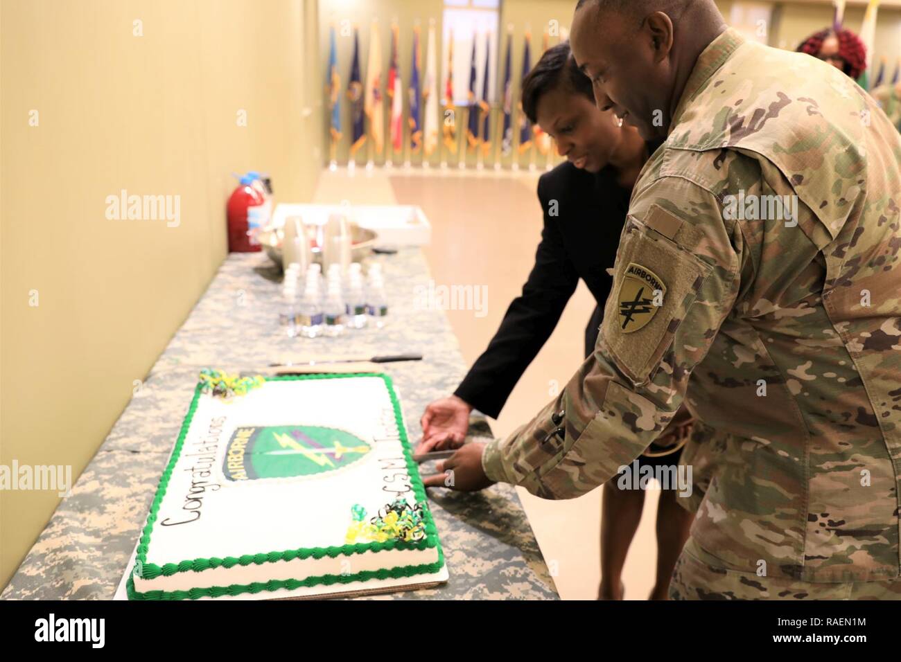 Command Sgt. Maj. Peter Traber, rechts, und seine Frau, Nikia, schneiden Sie die zeremoniellen Kuchen nach seiner Übernahme von Verantwortung Zeremonie Dez. 15, 2018 an die United States Army zivilen Angelegenheiten und psychologische Operations Command (Airborne) Hauptquartier in Fort Bragg, N.C. Stockfoto