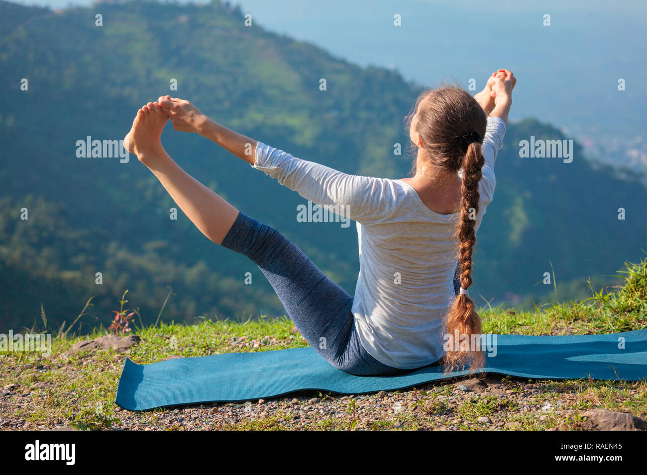 Yoga im Freien in den Bergen Stockfoto