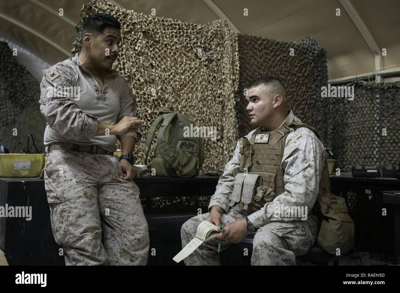 U.S. Navy Petty Officer 2nd class Eder Olivar, Links, ein corpsman mit Bekämpfung der Logistik Abteilung 34 (CLB-34), angeschlossen an einen speziellen Zweck Marine Air-Ground Task Force Krise Response-Central SPMAGTF CR-Befehl (CC), bespricht die Leistung von Petty Officer 3. Klasse Robert Vasquez, ein corpsman mit der gleichen Einheit, bei Schock und Trauma Abschnitt Bohrer der US Central Command (CENTCOM) Verantwortungsbereich, Dez. 13, 2018 statt. Segler mit CLD-34 konzentrierte sich auf das schärfen ihre Lebensrettenden Kenntnisse und Fähigkeiten und leisten damit einen weiteren Beitrag zu der Hilfe, die SPMAGTF-CR-CC stellt während des CENTCOM Stockfoto