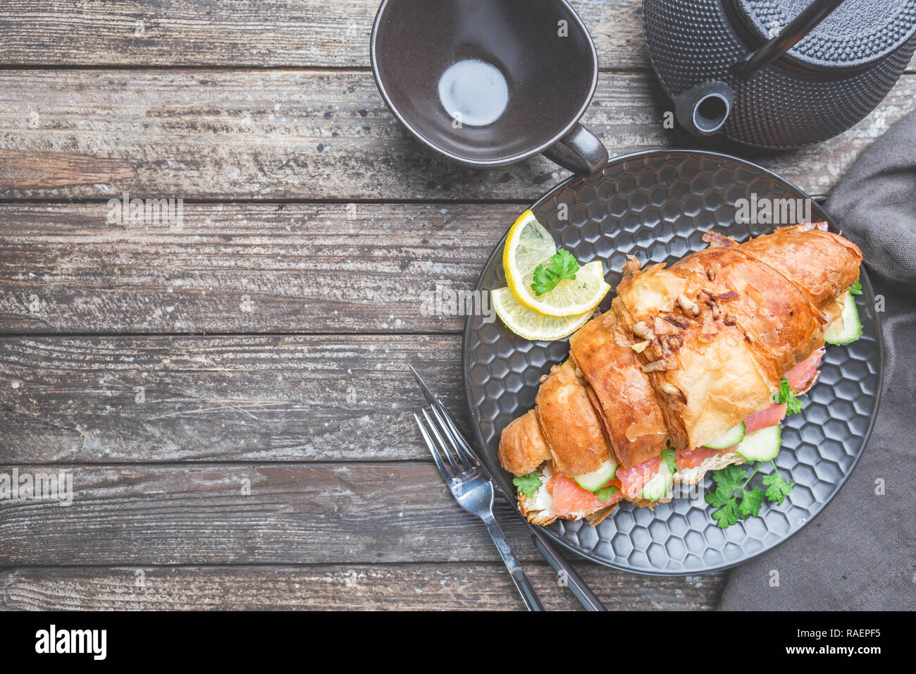 Geräucherter Lachs Sandwich mit Frischkäse frisch und Gurken auf schwarze Platte Stockfoto