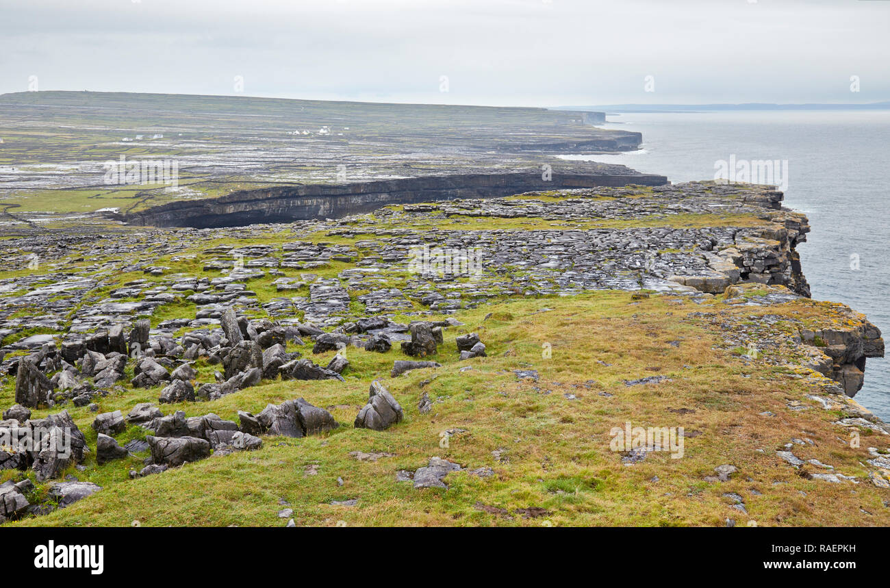 Klippen in der Nähe von Dún Aonghasa auf der Aran Insel Inishmore Stockfoto