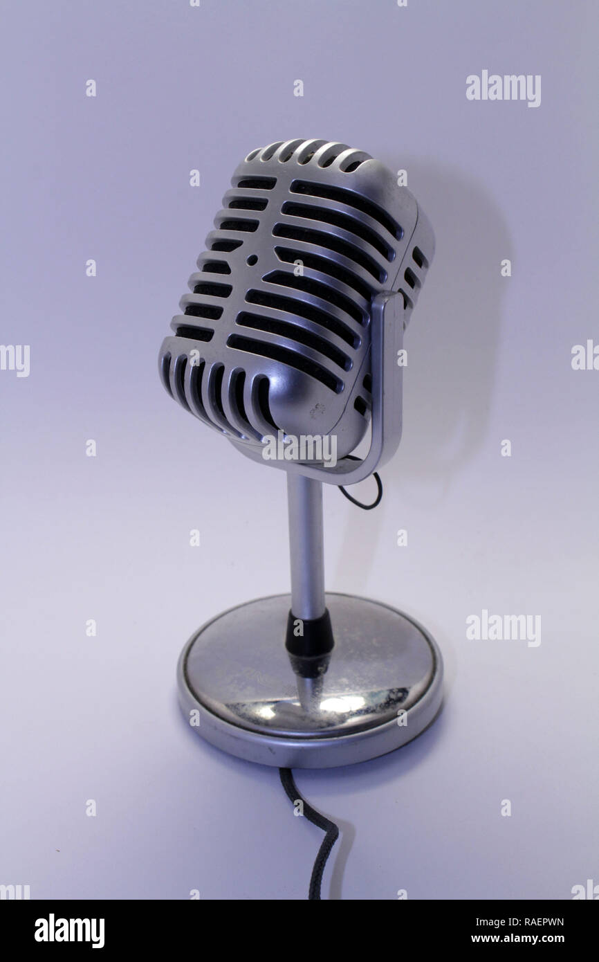 In Ein Mikrofon Stockfotos und -bilder Kaufen - Alamy